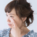 目の下のクマが消えないのは○○のせい?原因からセルフケアまで種類別に紹介!