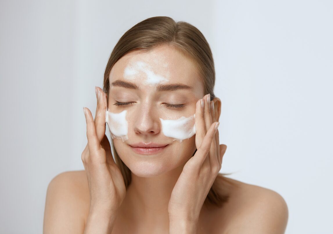 洗顔で汚れをしっかり落とす